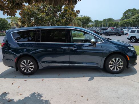 Used 2023 Chrysler Pacifica Limited FWD image 11