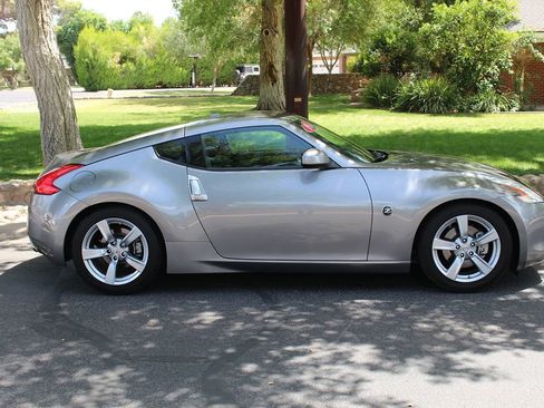 Used 2009 Nissan 370Z Touring RWD image 3