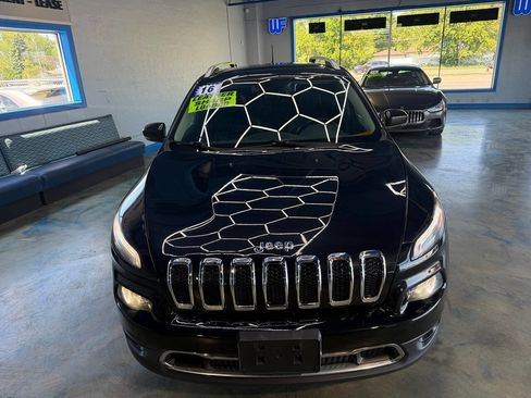 Used 2016 Jeep Cherokee Limited w/ Luxury Group AWD/4WD image 5