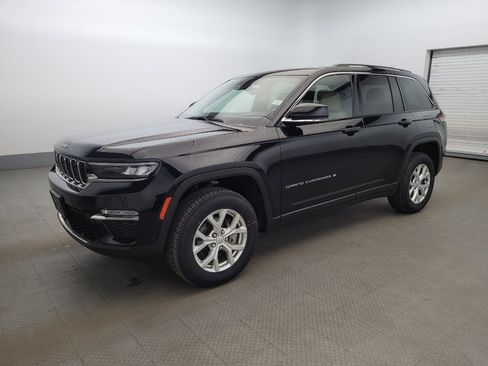 Used 2023 Jeep Grand Cherokee Limited w/ Luxury Tech Group II AWD/4WD image 2