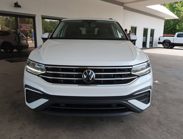 Used 2023 Volkswagen Tiguan SE AWD/4WD image 2
