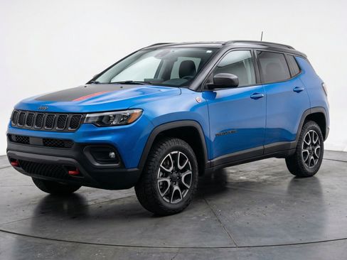 Used 2025 Jeep Compass Trailhawk AWD/4WD image 3