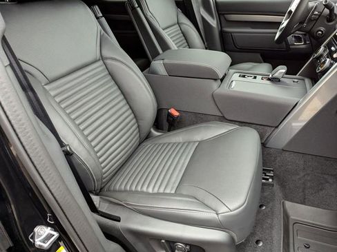 New 2025 Land Rover Discovery Dynamic SE image 18