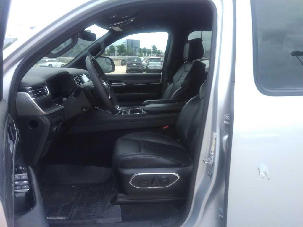 Used 2024 Jeep Wagoneer L Series II w/ Flexible Seating Group RWD image 5