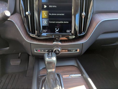 Used 2021 Volvo XC60 T5 Momentum image 28