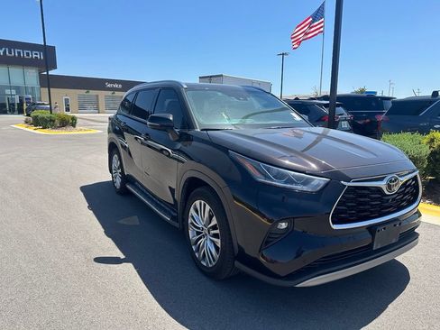 Used 2022 Toyota Highlander Platinum FWD image 2