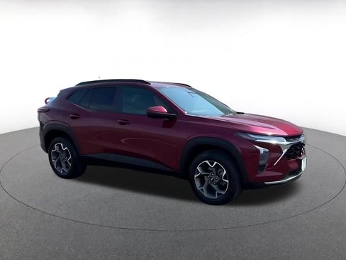 Used 2025 Chevrolet Trax LT FWD image 2
