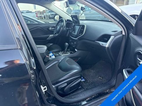 Used 2018 Jeep Cherokee Trailhawk AWD/4WD image 6