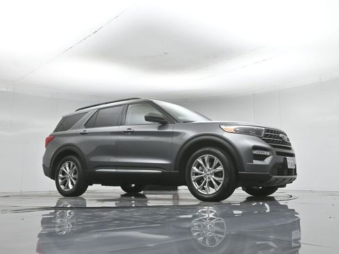 Certified 2023 Ford Explorer XLT w/ Equipment Group 202A RWD image 4