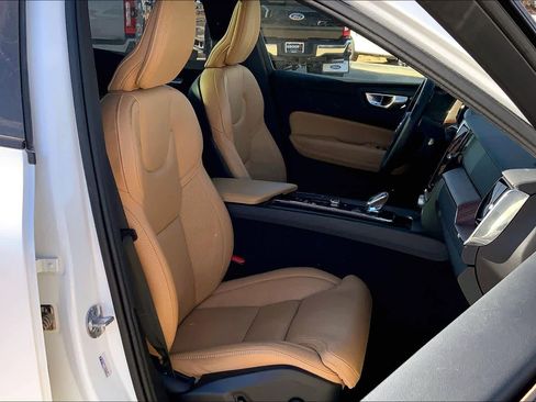Used 2024 Volvo XC60 B5 Ultimate image 9