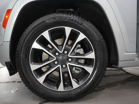 Used 2021 Jeep Grand Cherokee L Overland w/ Luxury Tech Group IV AWD/4WD image 32