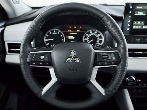 New 2026 Mitsubishi Outlander SE image 35