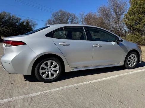 Used 2022 Toyota Corolla LE image 4
