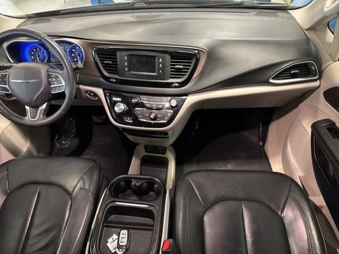 Used 2017 Chrysler Pacifica Touring-L FWD image 18
