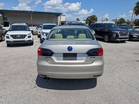 Used 2013 Volkswagen Jetta SE FWD image 4