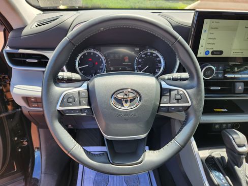 Used 2023 Toyota Highlander XLE FWD image 18