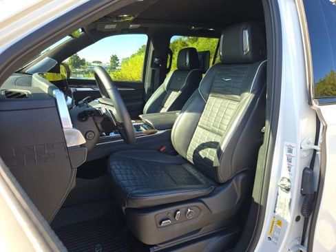 Used 2025 Cadillac Escalade Sport Platinum w/ LPO, Floor Liner Package AWD/4WD image 16