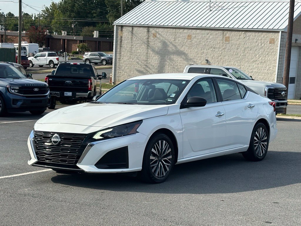 Used 2025 Nissan Altima 2.5 SV FWD image 2