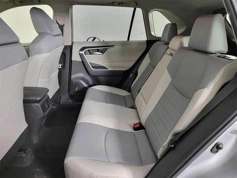 Used 2019 Toyota RAV4 XLE Premium image 15