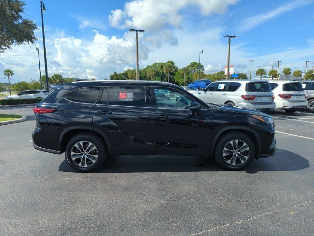Used 2022 Toyota Highlander XLE FWD image 3