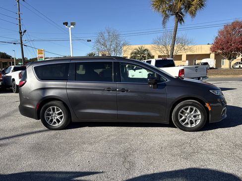 Used 2022 Chrysler Pacifica Touring-L image 6