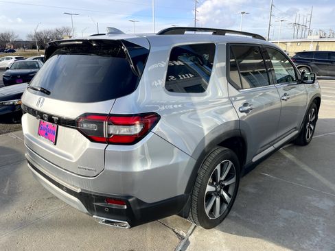 Used 2024 Honda Pilot Touring image 3