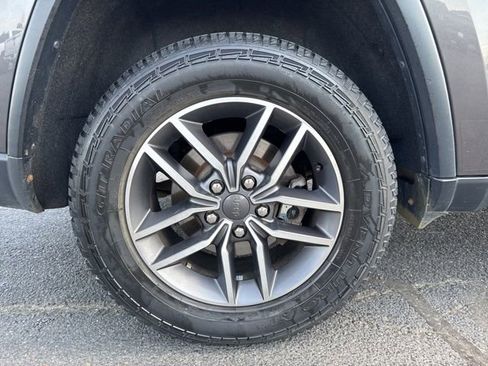 Used 2020 Jeep Grand Cherokee Limited w/ Luxury Group II image 3