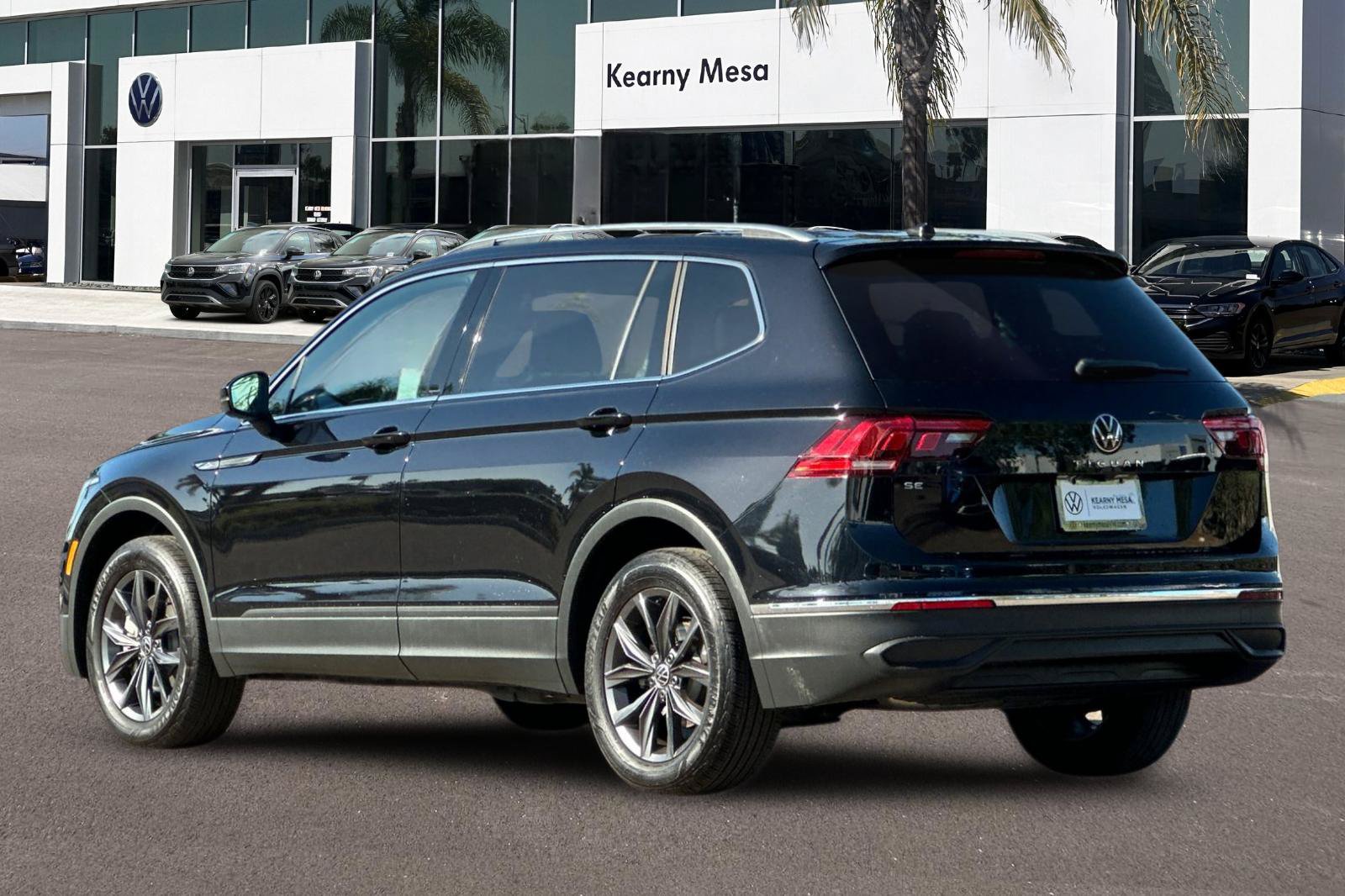 Used 2023 Volkswagen Tiguan SE w/ Panoramic Sunroof Package FWD image 6