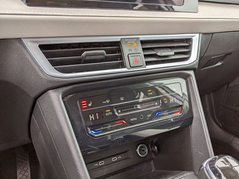 Certified 2025 Volkswagen Taos SE image 17