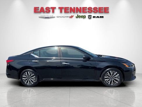 Used 2024 Nissan Altima 2.5 SV FWD image 2