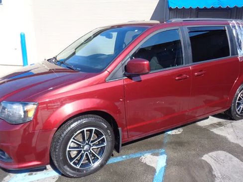 Used 2019 Dodge Grand Caravan SE FWD image 3