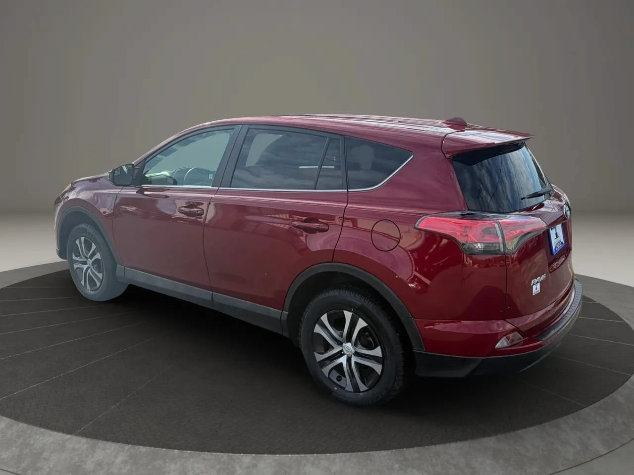 Used 2018 Toyota RAV4 LE FWD image 3