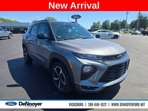 Used 2021 Chevrolet TrailBlazer RS w/ Sun and Liftgate Package AWD/4WD image 2