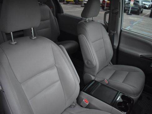 Used 2020 Toyota Sienna XLE image 50