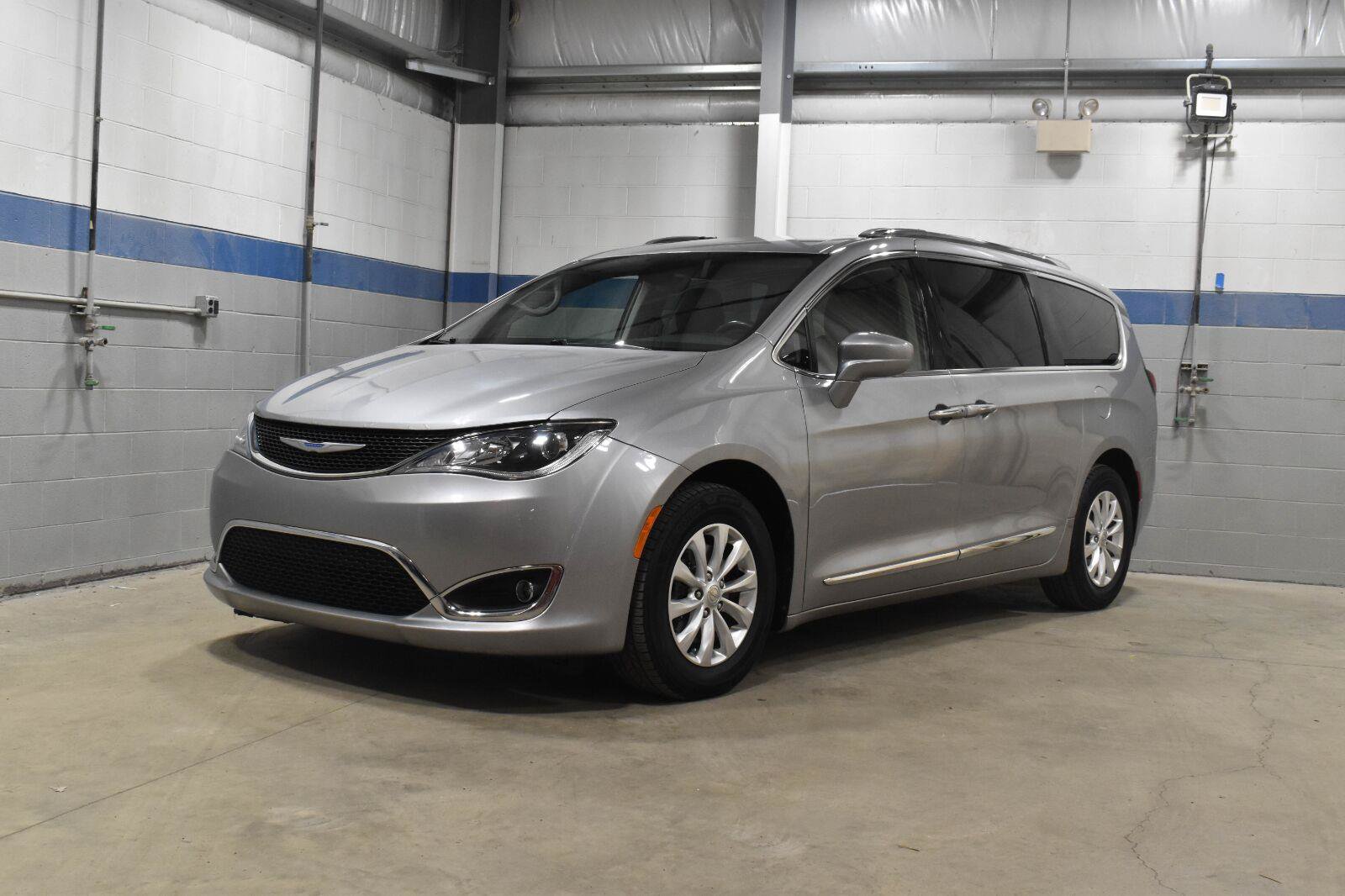 Used 2018 Chrysler Pacifica Touring-L FWD image 2