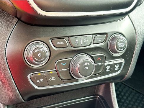 Used 2019 Jeep Cherokee Latitude w/ Cold Weather Group image 15