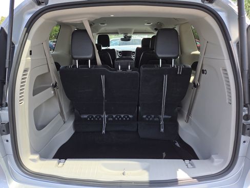 Used 2024 Chrysler Pacifica Touring-L FWD image 20
