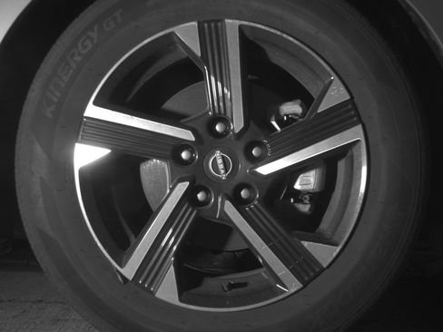 Used 2025 Nissan Sentra SV FWD image 13