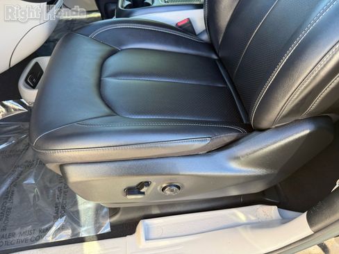 Used 2024 Chrysler Pacifica Select image 13
