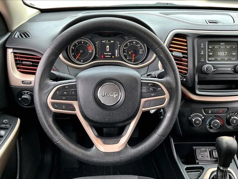 Used 2017 Jeep Cherokee Sport image 5