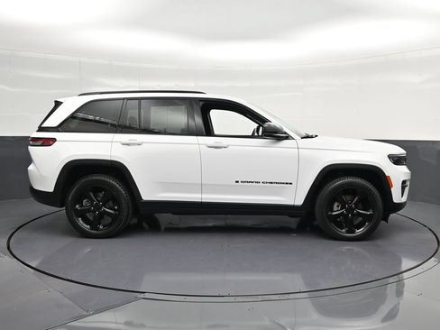 Used 2024 Jeep Grand Cherokee Altitude AWD/4WD image 4