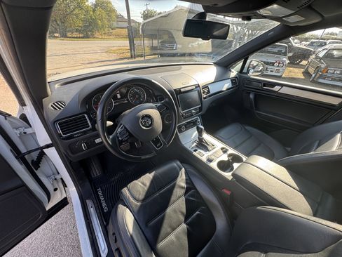Used 2014 Volkswagen Touareg TDI image 11