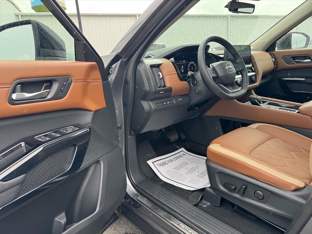 Used 2026 Nissan Pathfinder Platinum w/ Lighting Package FWD image 16