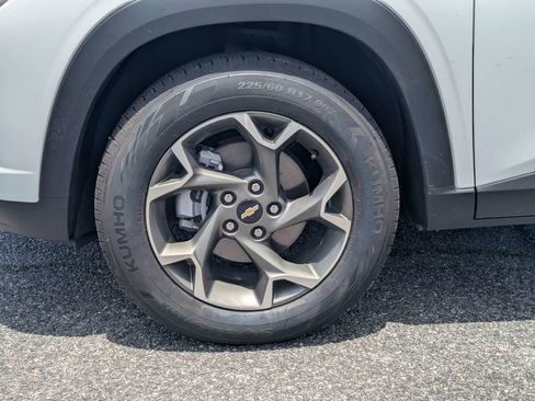 Used 2025 Chevrolet Trax LT FWD image 11