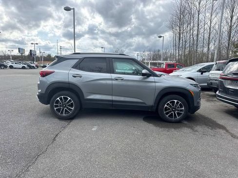 Used 2025 Chevrolet TrailBlazer LT image 3