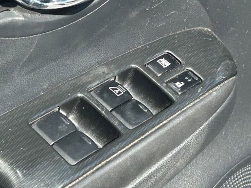 Used 2015 Nissan Versa SV FWD image 24