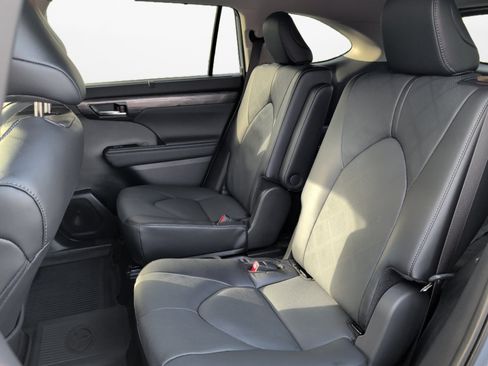 Used 2024 Toyota Highlander Platinum FWD image 15
