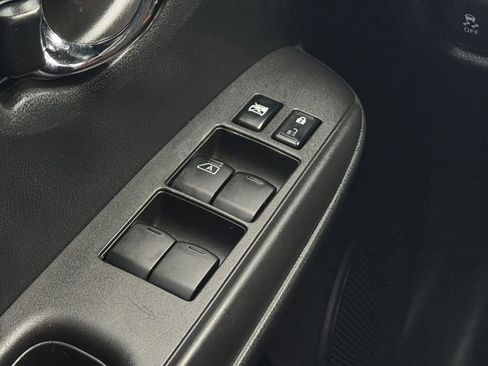 Used 2015 Nissan Versa Note SR image 18