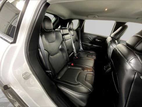 Used 2019 Jeep Cherokee Limited AWD/4WD image 25
