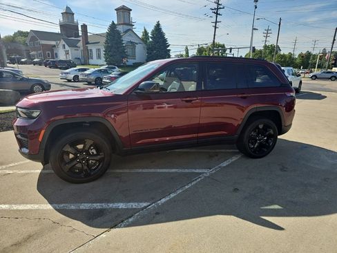 Certified 2024 Jeep Grand Cherokee Altitude AWD/4WD image 9